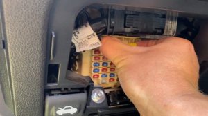 Замена предохранителя освещения салона на Kia Rio 4