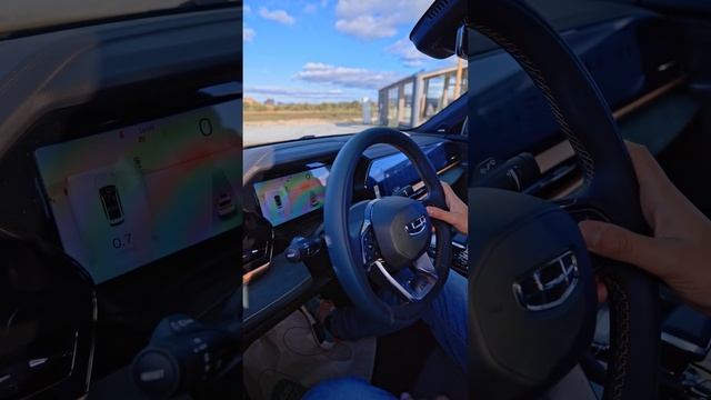 Зачем 3 монитора у Geely Monjaro ??? смотреть онлайн