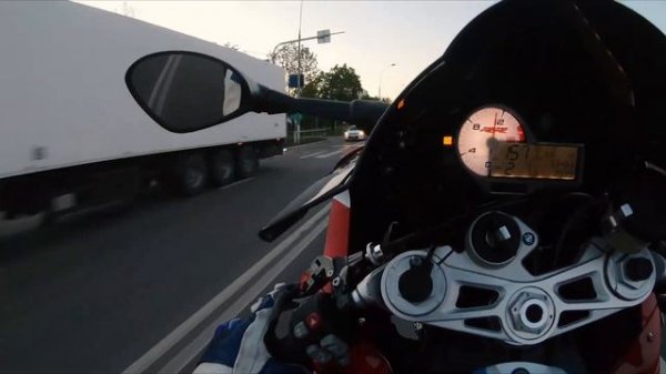 Уехал от мотобата bmw SR1000RR - 240 км/ч на заднем колесе