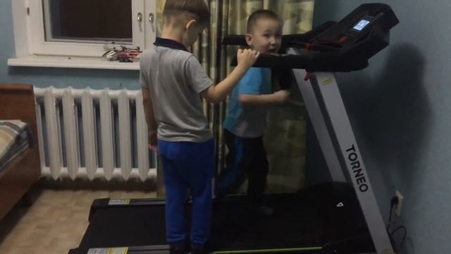 Спорт Бегаем на беговой дорожке смотреть онлайн