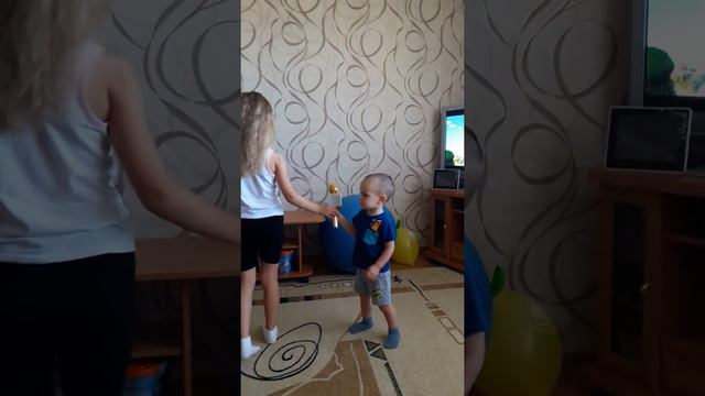 Яночка танцует в день рождения- 2 смотреть онлайн