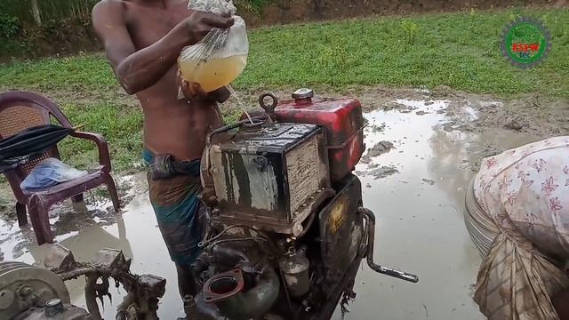 Engine fitting standing in the mud on a rainy day.| China power tiller engine fitting.| смотреть онлайн
