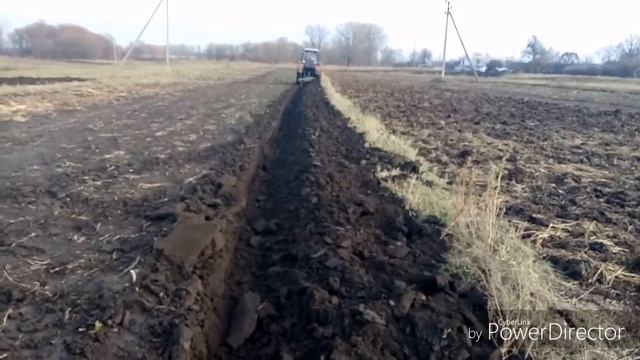 Вспашка огорода на зиму!Трактором Беларус с плугом! смотреть онлайн