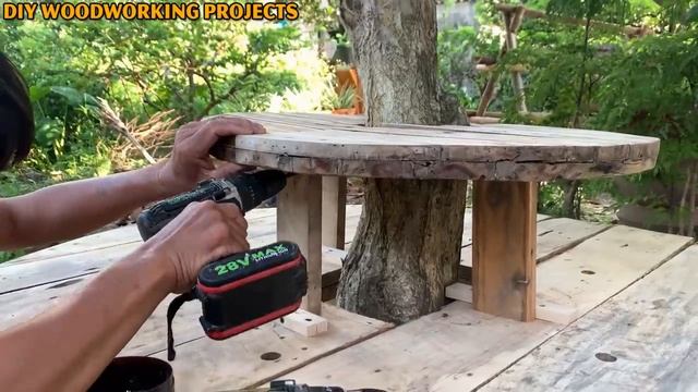 Recycling Ideas From Old Wooden Cable Reels // Benches Around The Tree For A Beautiful Outdoor Spac смотреть онлайн