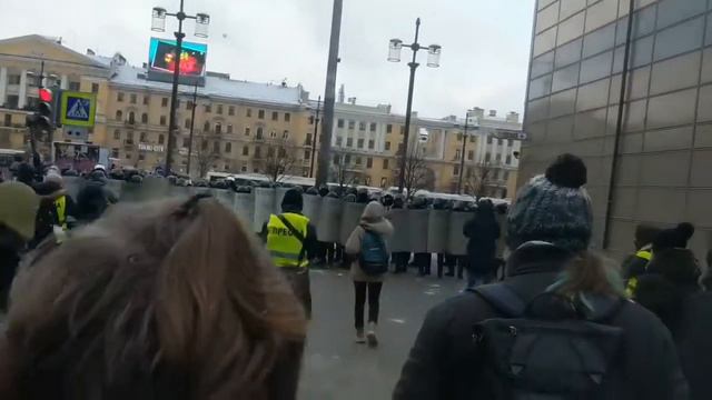 Петербург. Полицейские прикрываются щитами от снежков. смотреть онлайн