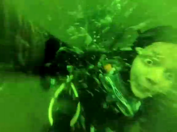 У девушки произошел приступ паники на глубине 15 метров смотреть онлайн