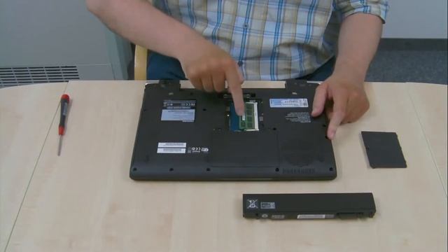 Toshiba R840 Serie: Austauschen des Arbeitsspeichers смотреть онлайн