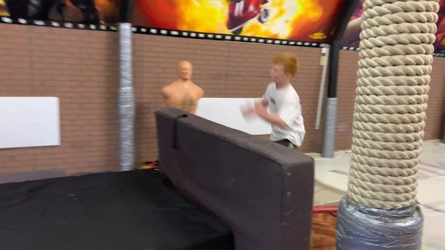 Падение с поворотом на спину через препятствие с мини-батута смотреть онлайн