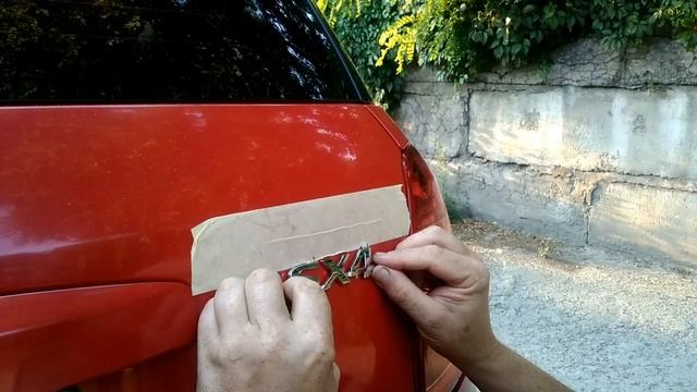 Клеим надпись SX4 ??