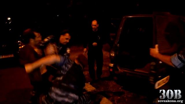 Беркут "пакует" активиста смотреть онлайн