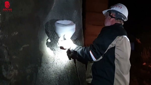 Нанесение обмазочной эластичной гидроизоляции ARENA PolyElast PE с помощью картушного пистолета.