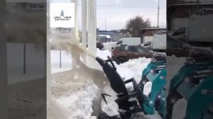 Работа мини-экскаватора Sunnward с навесным оборудованием для уборки снега