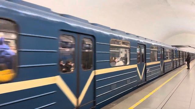 Электропоезд 81-717/714.5 отправляется со станции «Сенная площадь» смотреть онлайн