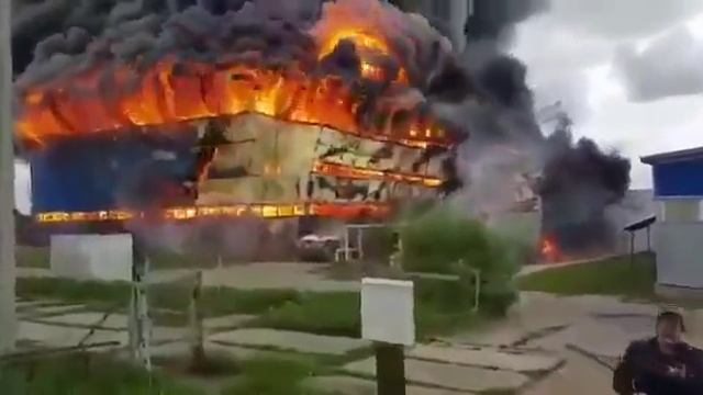 На заводе в Кимрском районе горит ангар смотреть онлайн