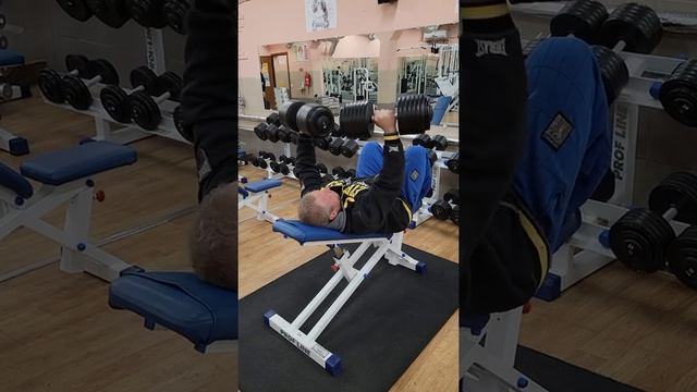 Жим лёжа на наклонной скамье 10 подход, не все получилось как хотелось. смотреть онлайн