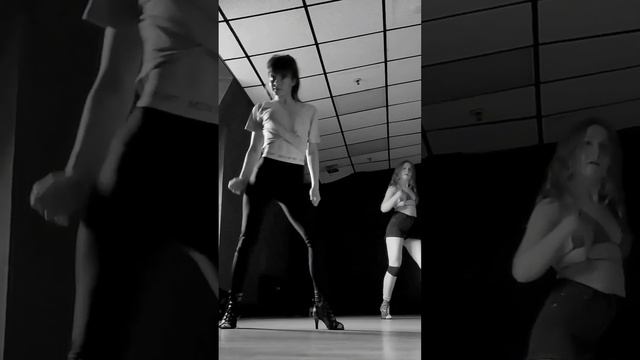 кайфанула ? танец high heels под Britney Spears - Ohh Ohh Baby ? чб или цвет? смотреть онлайн