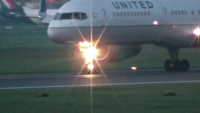 United 757 Landing At First Light In Shannon, Ireland смотреть онлайн
