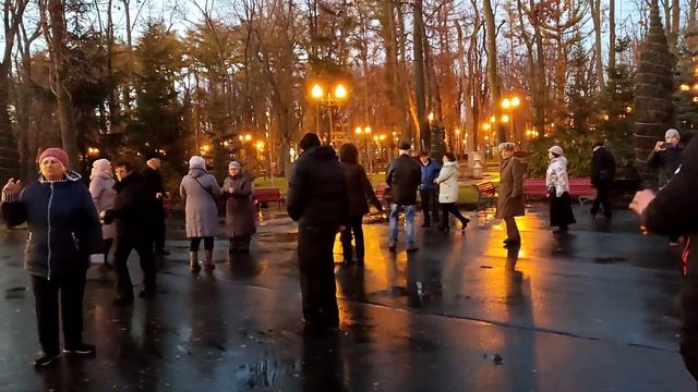 А БЕЛАЯ ЗИМА!??/ТАНЦЫ В ПАРКЕ ГОРЬКОГО ХАРЬКОВ НОЯБРЬ 2021 смотреть онлайн