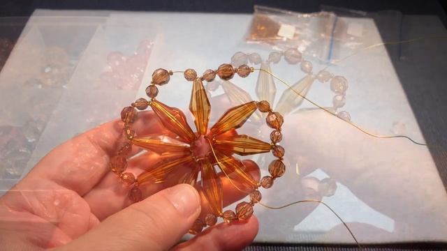 Переделка старых бус в звёздочку для ёлки. Ёлочное украшение из проволоки и бусин. смотреть онлайн
