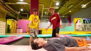 пауза челендж в  батутном парке