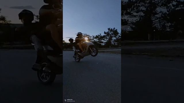 Стант вдвоем на скутере!!!#стант #мопед #стантнаскутере #вдвоем смотреть онлайн