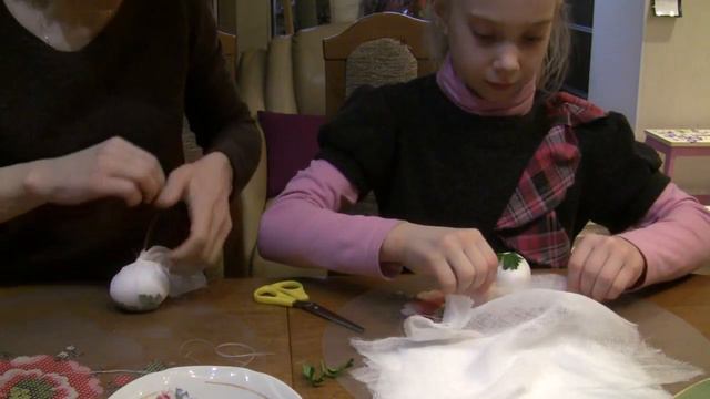 КАК МЫ С ДОЧКОЙ КРАСИМ ЯЙЦА НА ПАСХУ смотреть онлайн