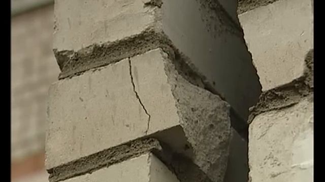 У 56 дома по улице Малиновской разрушается стена смотреть онлайн