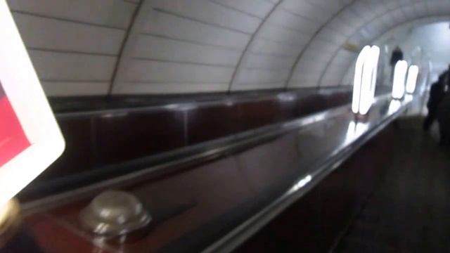 Спуск на эскалаторе в метро.Киев смотреть онлайн