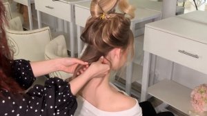 Высокий текстурный пучок (+ оформление прядей у лица)