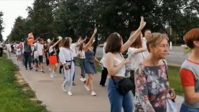 Колонна демонстрантов в Витебске идёт по проспекту Строителей - Витебский Курьер NEWS