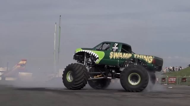 Swamp Thing Monster Truck donut at 250 fps. смотреть онлайн