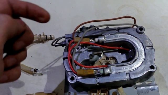 Leaks problems on boiler piston DeLonghi Magnifica смотреть онлайн