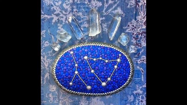 Красочные узоры из крошечных точек на океанских камнях Элспет Маклин Австралия смотреть онлайн