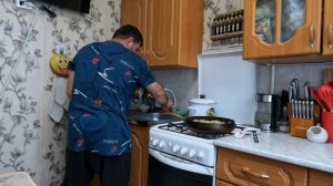 Не большие проблемы с квартирой. Муж сегодня на хозяйстве готовит завтрак и ужин .