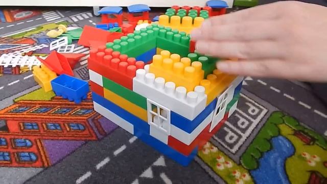 Строим дом из конструктора - развивающие игрушки для детей