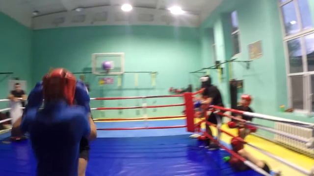 БОКС: СПАРИНГ девочки боксера против юниора смотреть онлайн