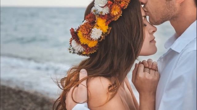 Утром мужчина разбудил свою жену и вручил ей подарок.Узнает или нет? Вспомнит или забыла? смотреть онлайн