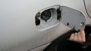 ??Как открыть люк бензобака на Daewoo Lanos  . Как открыть замёрзший лючок бензобака⛏?
