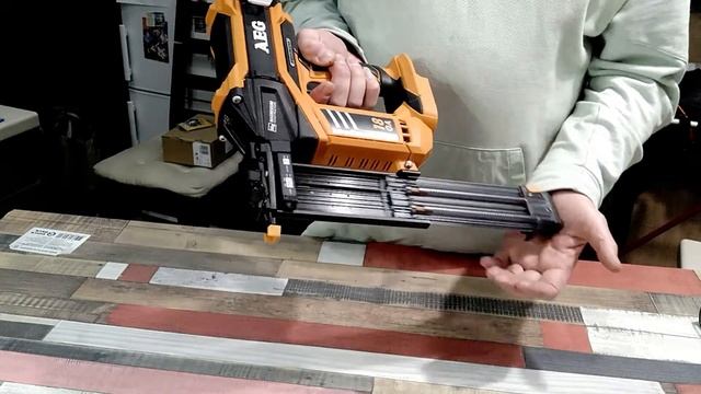 Обзор аккумуляторного гвоздезабивателя AEG B18N18-0 смотреть онлайн
