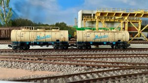 Цистерны 15-886 для перевозки молока + PIKO ЧМЭ3 в масштабе 1:87