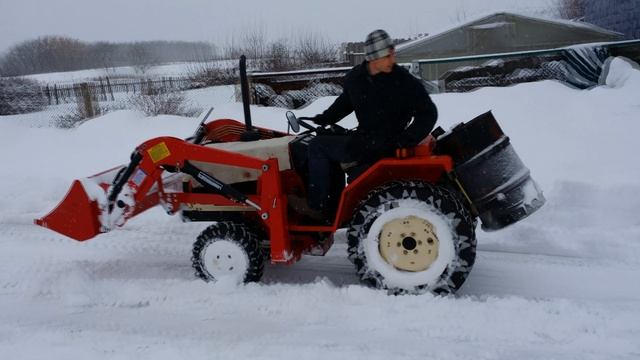 Японский минитрактор Yanmar F 16 D с погрузчиком снежный тест