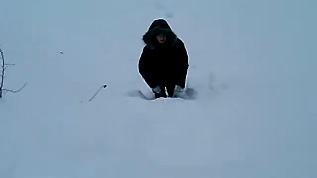 Костя прыгнул в очень глубокий снег!!! смотреть онлайн