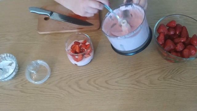 ВКУСНЕЙШИЕ ДЕСЕРТЫ из ? КЛУБНИКИ - 5 Быстрых и Простых Клубничных Рецептов БЕЗ ВЫПЕЧКИ смотреть онлайн