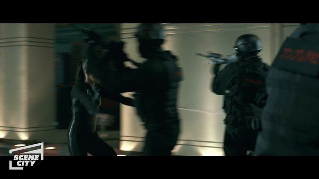 Resident Evil Afterlife: Umbrella Lab Infiltration Scene (Milla Jovovich)