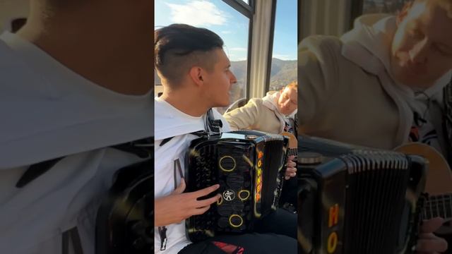 БАЯНИСТ поразил ДЕВУШКУ и ПАРНЯ в ГРУЗИИ смотреть онлайн