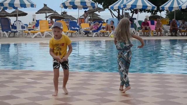 Мега прикол. Зажигательный танец смотреть онлайн