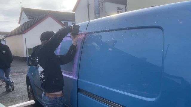 Getting Windows fitted on my volkswagen caddy maxi campervan project смотреть онлайн