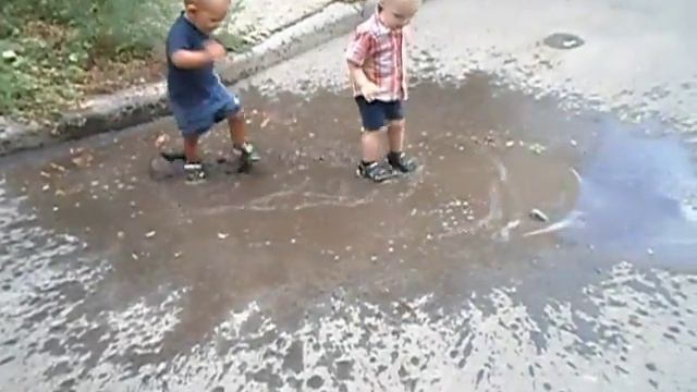 Приколы с детьми / Дети жгут / Дети в луже\Танцы в луже смотреть онлайн