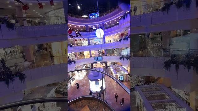 Поднимаюсь на самый высокий этаж торгового центра в Москва Сити смотреть онлайн