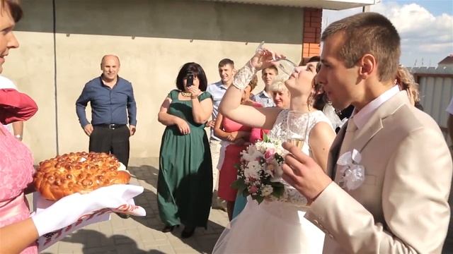 Что говорят родители, встречая молодожёнов с хлебом солью. смотреть онлайн